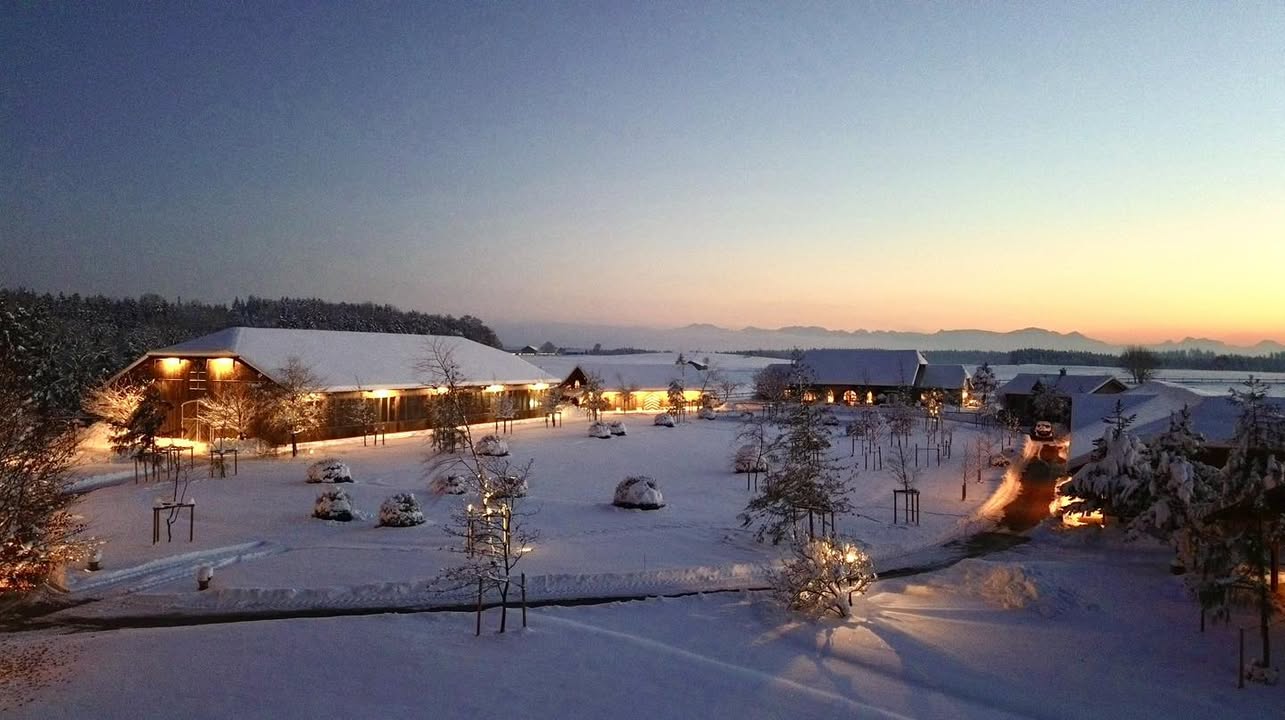 Gestüt Schloss Amerang vor winterlichem Alpenpanorama