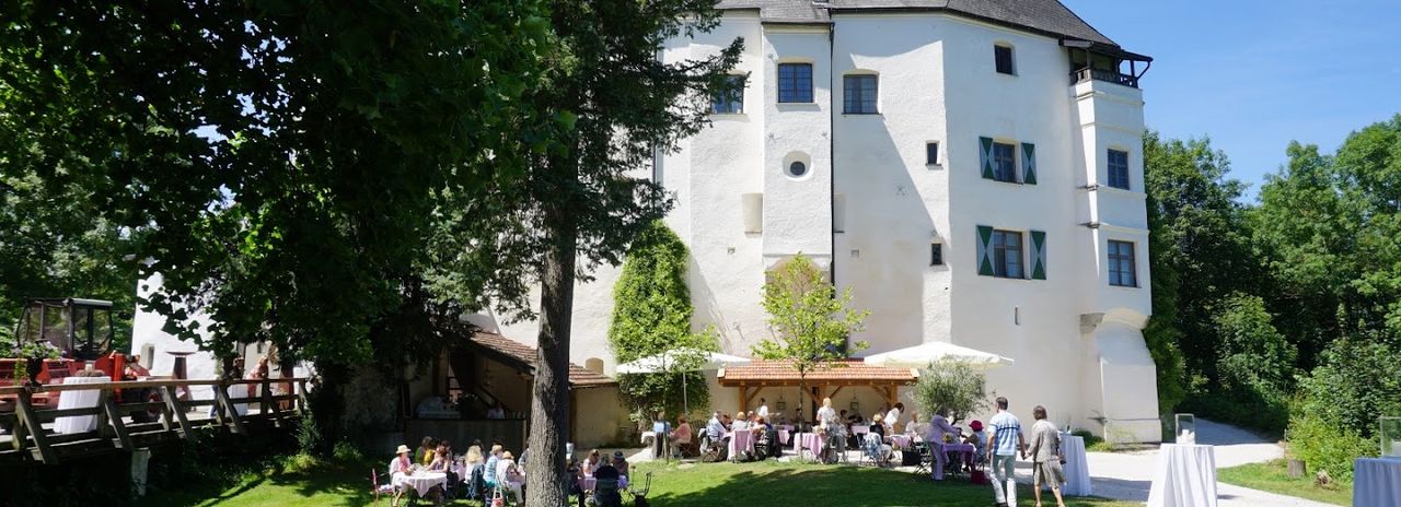 Schloss Amerang Aussenansicht mit Hochzeitsgesellschaft